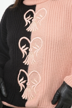 Pulôver rosa com preto bordado - Capichó Brechó