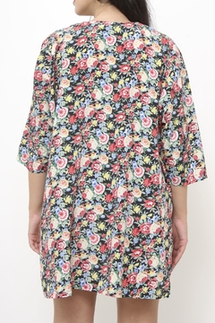Camisa flores máxi evasê - Capichó Brechó