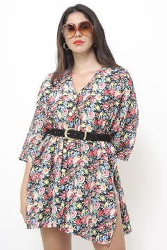 Camisa flores máxi evasê