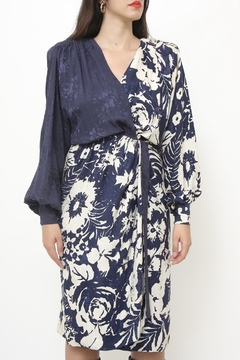 Vestido traspassado azul com estampa