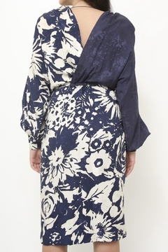 Vestido traspassado azul com estampa - Capichó Brechó
