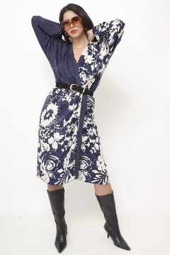 Vestido traspassado azul com estampa