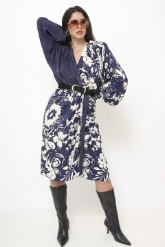Vestido traspassado azul com estampa na internet