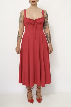Vestido vermelho midi busto franzido na internet