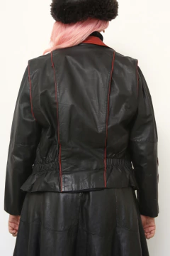 Jaqueta couro cropeed preta com vermelho acinturada - Capichó Brechó