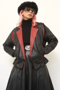 Jaqueta couro cropeed preta com vermelho acinturada - loja online