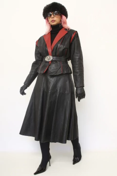 Jaqueta couro cropeed preta com vermelho acinturada