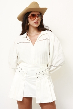 Shorts saia branco ilhos curto - Capichó Brechó