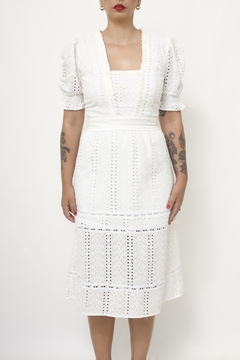 Vestido branco renda midi forrado na internet
