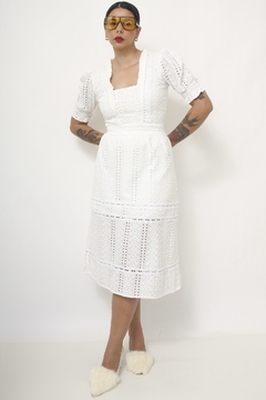 Vestido branco renda midi forrado na internet