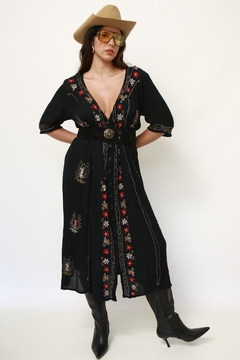 Vestido preto flores vermelha na internet