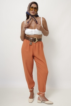 Calça laranja fininha poliester na internet
