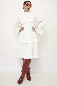 Vestido branco bababos camadas