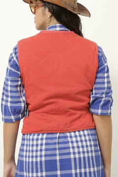 Imagem do Colete GUPS jeans vermelho matelasse