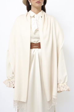 Pashimina off white viscose franja fininha - Capichó Brechó