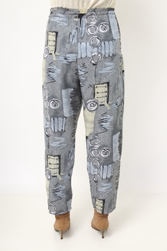 Calça estampada cinza vintage na internet