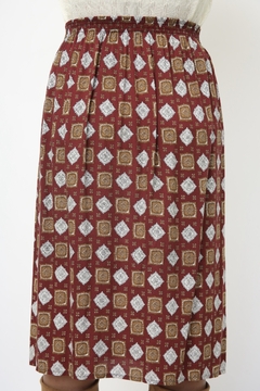 Saia viscose estampada vinho estampa selos