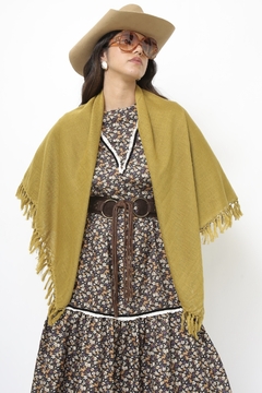 Lenço verde oliva WOOL quadrado franja - Capichó Brechó