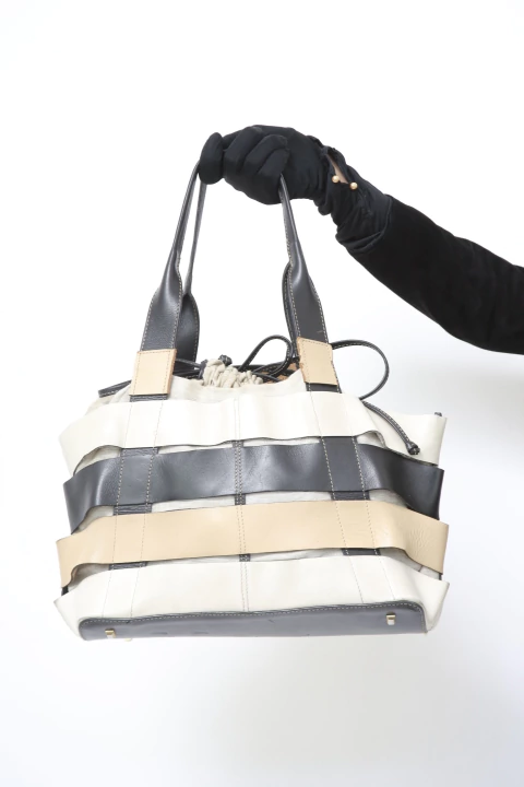 Bolsa recortes couro bege e preto