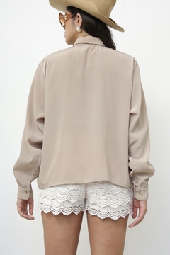 Camisa bege pregas vintage mng longa