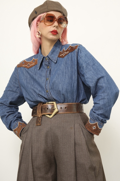Camisa jeans recorte couro cowboy
