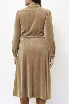 Vestido aveludado bege cinto fivela flor - Capichó Brechó