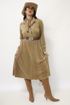 Vestido aveludado bege cinto fivela flor