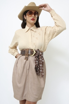 Camisa bege estilo linho bordado flor western - comprar online