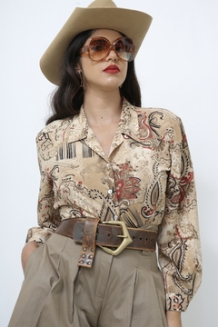 Camisa estampada western ombreira estilo blazer bege vermelho - Capichó Brechó