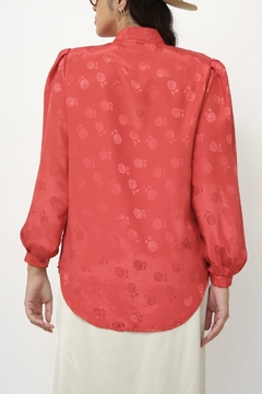 Camisa vermelha flores acetinada