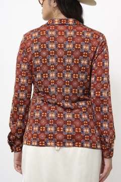 Camisa vintage estampa 70´s marrom na internet