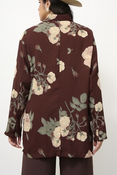 Camisa marrom crepe flores