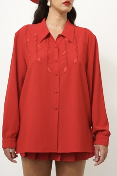 Camisa encorpada vermelha bordada na internet