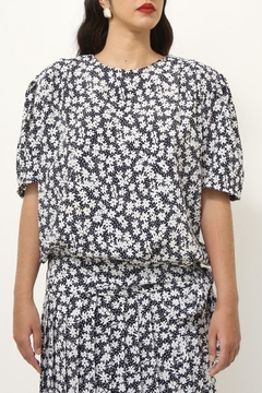 Conjunto BLUSA + SAIA flores marinho na internet