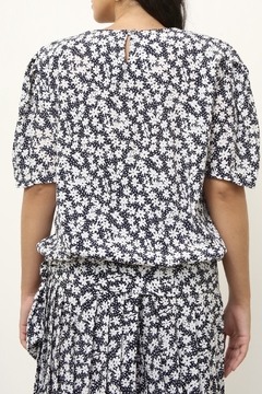 Conjunto BLUSA + SAIA flores marinho - comprar online