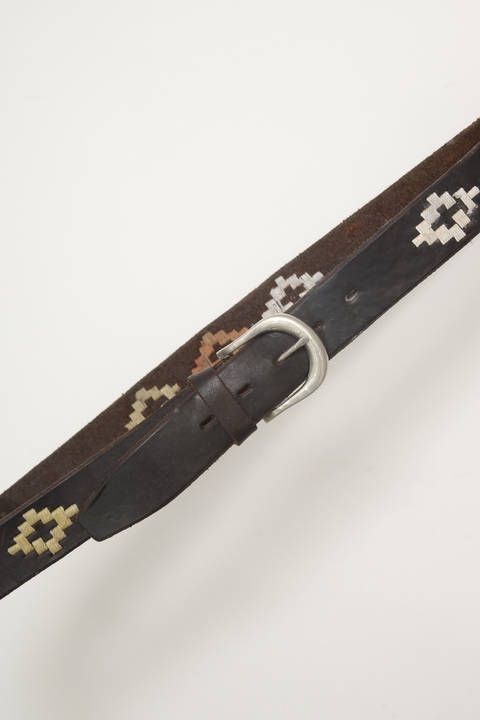 Cinto couro preto bordado bege