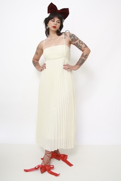 Vestido plissado champagne na internet