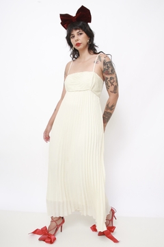 Vestido plissado champagne na internet