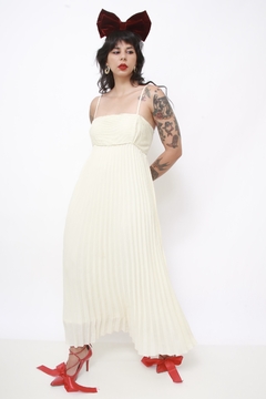 Vestido plissado champagne na internet