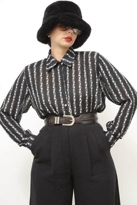 Camisa estampa flores preto e branca