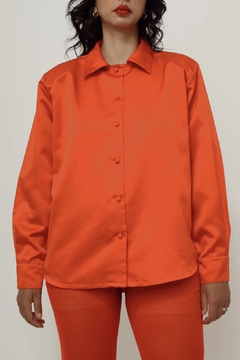 Camisa acetinada vermelha ombreira encorpada - comprar online