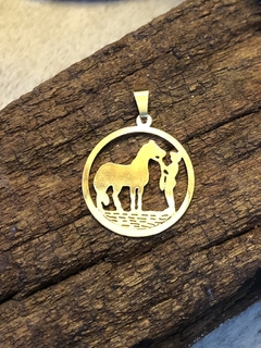 Pingente de Corrente Menina e Cavalo com Cirlulo - comprar online