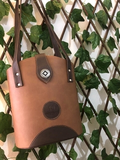 Mateira Modelo Bolsa Couro - Caramelo com Café - Flor Campeira Acessórios