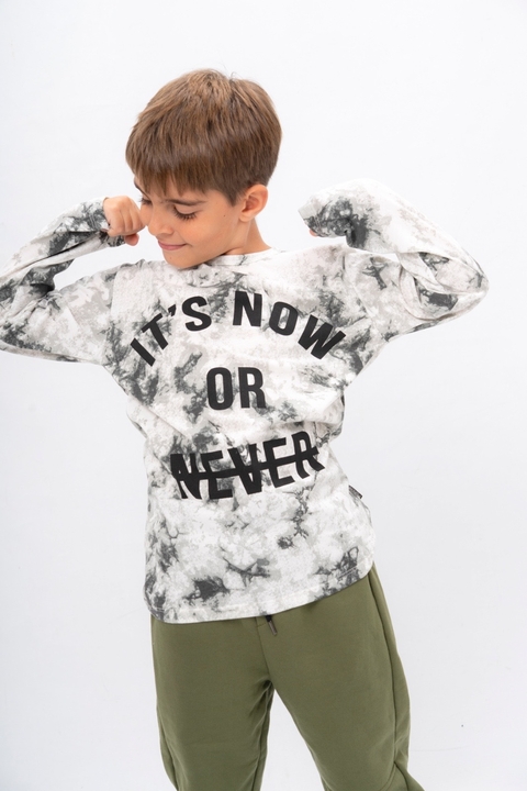Remera M/L batik “ITS NOW OR NEVER” - comprar online