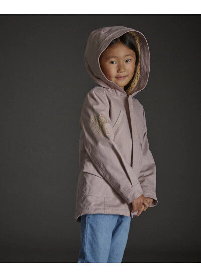 PARKA CON CORDERITO Y BORDADO. (A-LUNA)