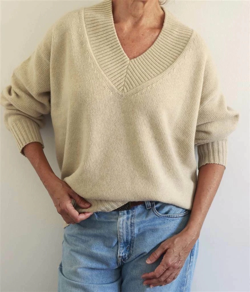 JUANA ESCOTE EN V LAMBSWOOD (SWE-JIN1001)