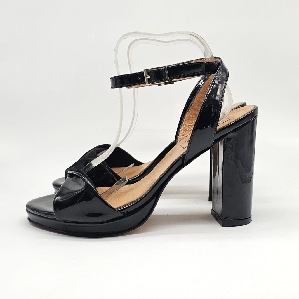 Sand.18/ Negro