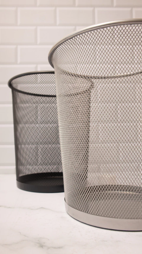 Papelero de metal 26x23cm gris/negro - Home Basics - comprar online