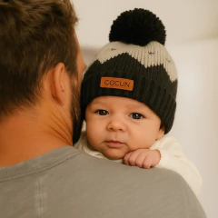 Gorro tejido pompón bicolor en internet