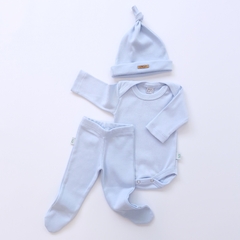 Conjunto de ropa de bebé en color celeste, fabricado en 100% algodón de calidad PREMIUM, que incluye un body de manga larga, un pantalón y un gorro con nudo.
